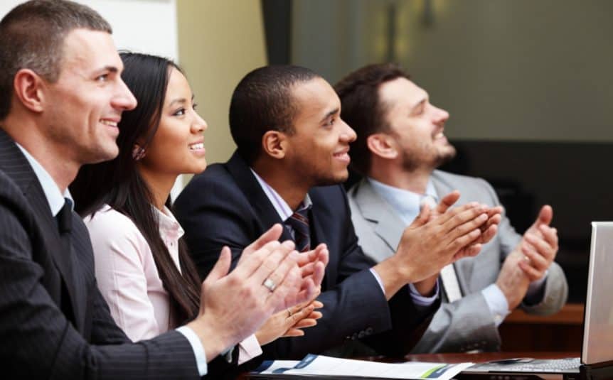 personas aplaudiendo